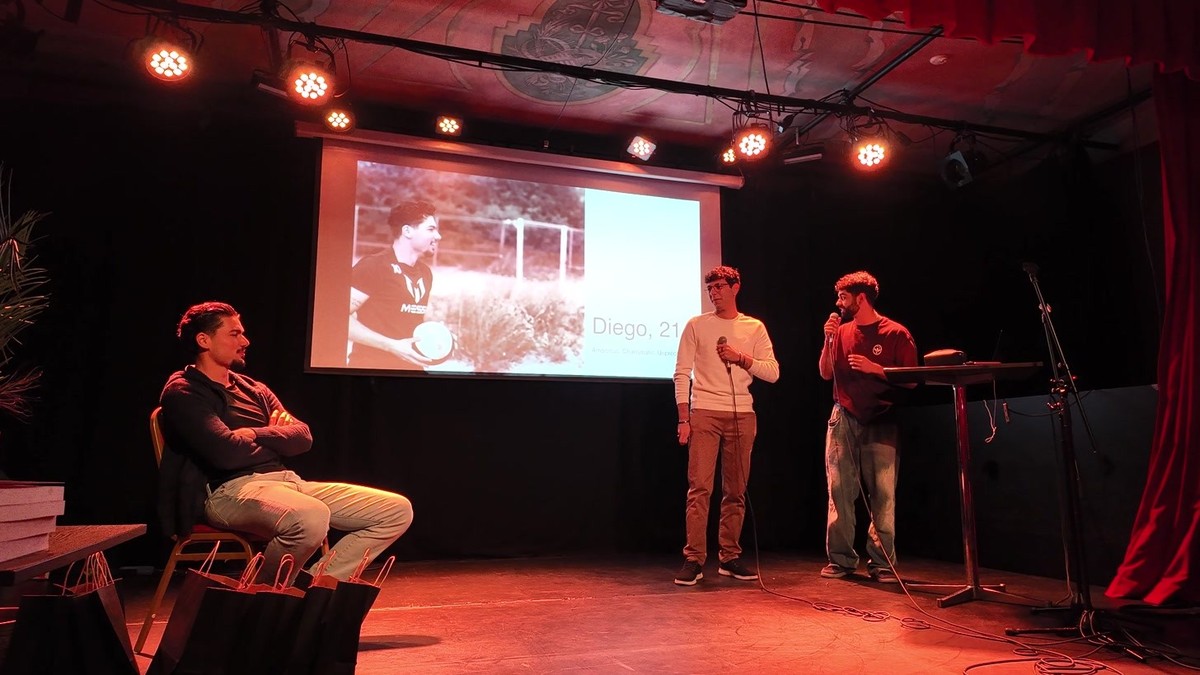 Diego på scen under pitchen, bild 1