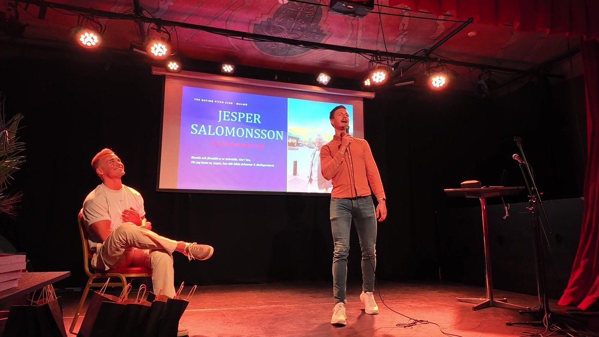 Jesper Salomonson på scen under pitchen, bild 1